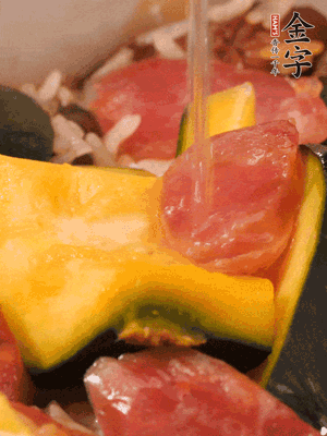 倒入溫開水，水量高出米面一個指節(jié)。