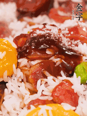 調(diào)醬汁，把蠔油：生抽：老抽：香油按1:2:1:0.5的比例。