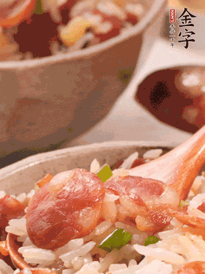 開蓋后，沿鍋邊淋2大勺花生油，大火烤出鍋巴。輕輕翻拌一下，撒點(diǎn)蔥花。