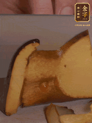 2個(gè)牛肝菌切丁，1個(gè)牛肝菌切片；金字香腸1根切丁，1根切片