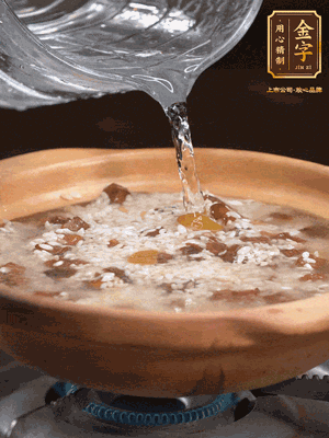 再倒入泡了30分鐘的大米翻拌均勻，加水稍微沒過（米水比例1:1），中火燜煮，到冒大泡，大致5分鐘