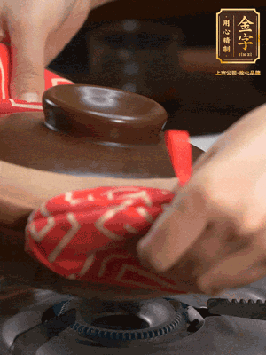 中火調(diào)成小火，鋪上香腸蓋蓋燜5分鐘。不斷轉(zhuǎn)動(dòng)瓦煲，讓側(cè)壁的飯形成飯焦