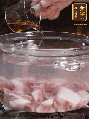 老鴨切塊，鍋里水煮開(kāi)，鴨肉加姜片、料酒焯水