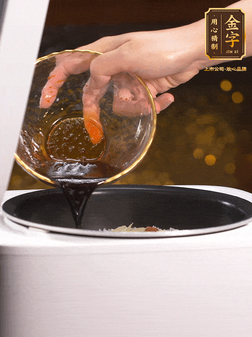 煮好后，淋上醬汁：2勺生抽、1勺老抽、1勺蠔油、半勺白糖、半勺香油、1勺水