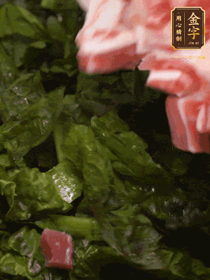 大米淘洗干凈，把食材全部放進(jìn)去，加適量水?dāng)嚢杈鶆?>
					</div>
					<span>步驟 3/5</span>
					<p>大米淘洗干凈，把食材全部放進(jìn)去，加適量水?dāng)嚢杈鶆?/p>
				</li><li>
					<div   id=