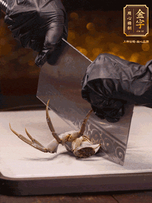 用刷子刷干凈六月黃，一斬二。把蟹蓋、蟹胃拿出來。