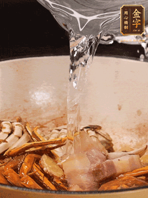 加料酒/花雕酒去腥，加入開水燜10分鐘左右