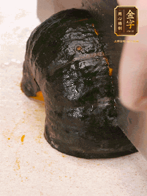 貝貝南瓜去皮，切成小塊。姜切絲