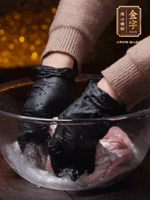 豬肚放入面粉、鹽、白酒，反復(fù)揉搓（重復(fù)3遍），洗掉表面的黏液。再把豬肚翻過來，剪去油脂，一樣反復(fù)揉搓干凈