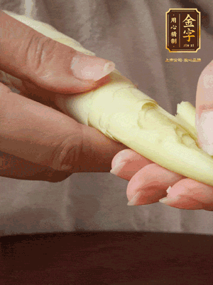 春筍沿著外皮豎著淺劃一刀，剝下外殼，切掉尾部的老根，切滾刀塊。（這個(gè)時(shí)候的春筍最為鮮嫩脆爽，不需要焯水去除澀味）