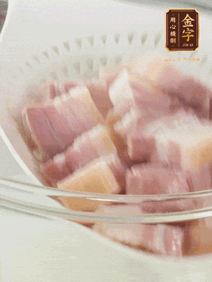 金字淡咸肉、排骨分別加料酒、蔥、姜冷水下鍋焯水，水開撇去浮沫撈出。