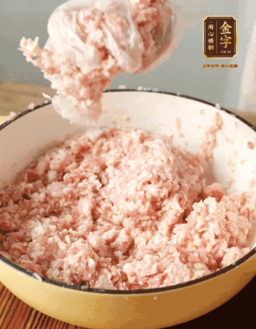 肉丁、咸肉丁、一丟丟鹽、料酒拌勻，反復(fù)摔打上勁。接著加入1兩蔥姜水，反復(fù)拌勻摔打上勁。前后共加3遍。3遍后筍丁，接著反復(fù)摔打上勁。最后加入1個蛋清、3茶匙生粉拌勻摔打上勁