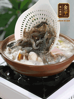 最后加一把蛤蜊、一把河蝦燜2分鐘，放一點白胡椒粉調味，撒上蔥花點綴！