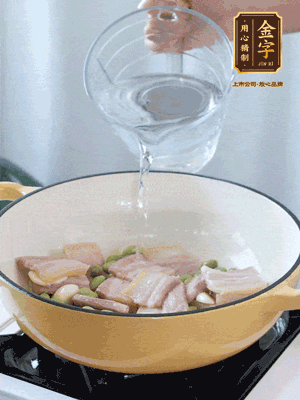 倒入熱水，加絲瓜、腐竹