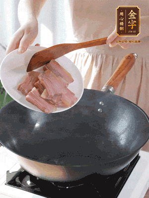 豬油熱鍋，下咸肉煸香，再下蔥姜提鮮