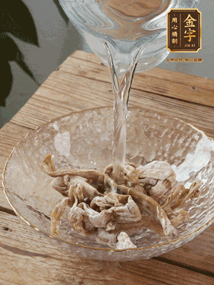 筍干提前泡發(fā)1晚切段，冬瓜去皮切塊。