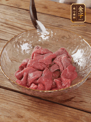 牛肉切丁，加黑胡椒海鹽、橄欖油腌10分鐘