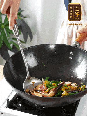 煸香蒜末，下香腸翻炒均勻，再依次下雞縱菌、黃瓜花