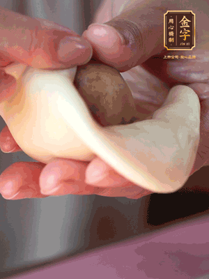 包月餅 面劑兩頭向中間捏緊， 光滑一面向下