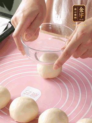 按扁后搟成圓形面皮。餡料放在面皮中心，把餡料包緊，捏緊收口
