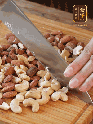 熟堅果切成大顆粒，加入杏仁片、白芝麻、火腿絲、熟糯米粉、玫瑰花醬、花生油、水怡攪拌均勻，捏成52g一個的小球