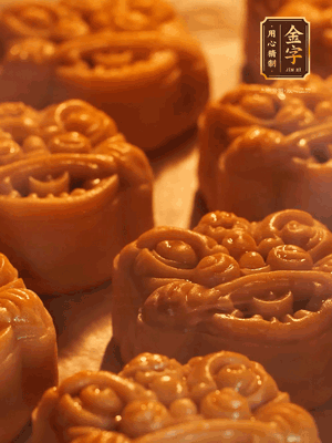 表面噴上水，烤箱預熱至190℃，170℃烤10分鐘