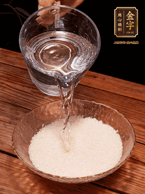 大米提前浸泡30分鐘。干香菇泡發(fā)切成條；蝦米提前浸泡2小時(shí)