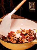 蔥白、干香菇、蝦米、香腸片略微翻炒才出香味，然后倒入料汁（生抽3勺、蠔油2勺、胡椒粉少許）、大米拌勻