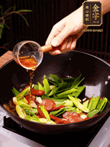 下蒜苗炒軟，沿鍋邊烹入一勺料酒，加醬油、蠔油、白糖調味炒勻