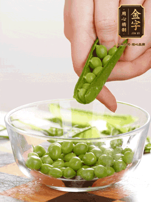 處理食材，藕切片，豌豆剝殼，菱角剝殼， 依次焯水