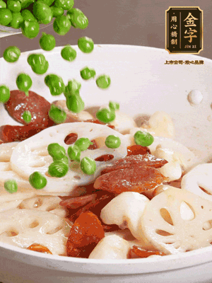 熱油下鍋，爆香香腸