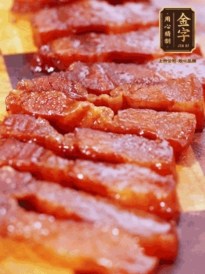 金字醬油肉煮熟，切片