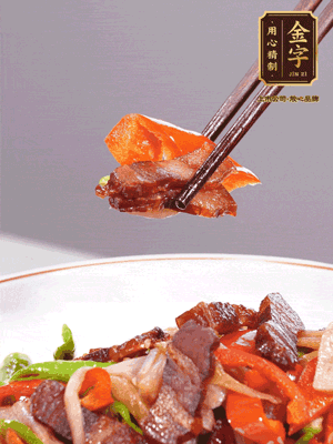 下藕帶、青紅辣椒翻炒均勻