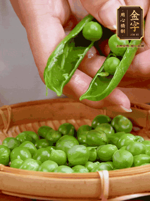 甜豆去殼，剝出甜豆米。百合小心剝成片。