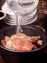 所有食材放入電飯鍋，加2勺料酒，足量的開水，按煲湯鍵煮湯