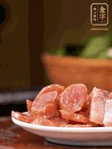 金字咸肉、金字香腸煮熟。咸肉切條、香腸切片備用。