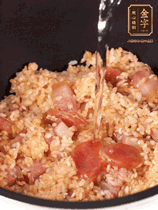 一起放入電飯鍋，加入剛好沒(méi)過(guò)食材的水。