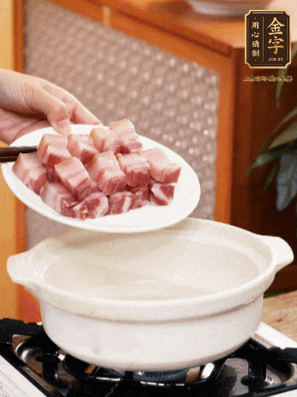 鍋內(nèi)倒油，下咸肉微微煸炒，再放排骨炒一下