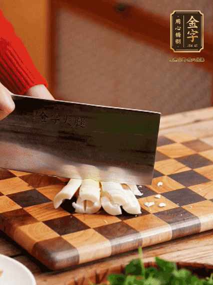 春筍剝?nèi)ネ鈿?，拍碎切成小條