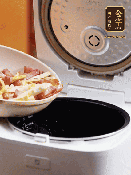 和洗凈的大米一起倒入電飯煲，攪拌均勻。水剛好沒過大米