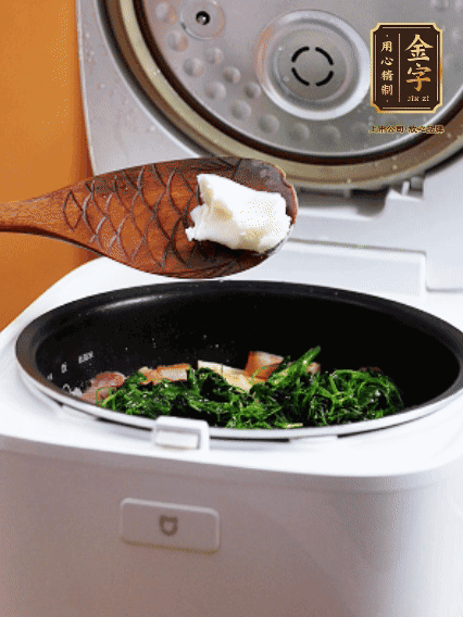 放入電飯鍋、加1勺豬油翻拌均勻