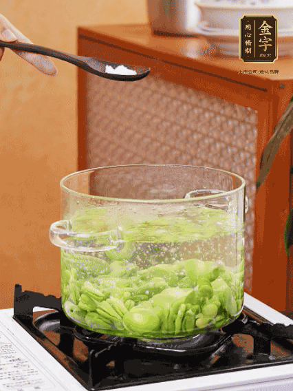 蠶豆剝?nèi)ネ鈿?，加鹽焯水30秒