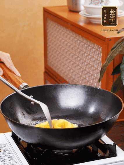 熱油，下雞蛋液煎好，盛出備用