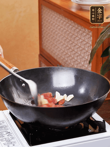 熱油，香腸微微煸出香味，加蒜片、小米辣