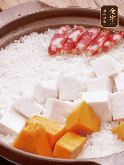 砂鍋涂油，放入泡好的大米。鋪上芋頭、南瓜，倒入開水剛好沒過，中火煮到水收干