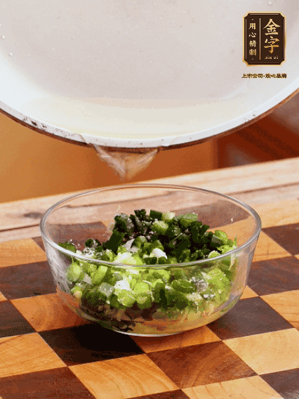 姜末、蔥末加鹽，潑熱油做成蔥姜醬