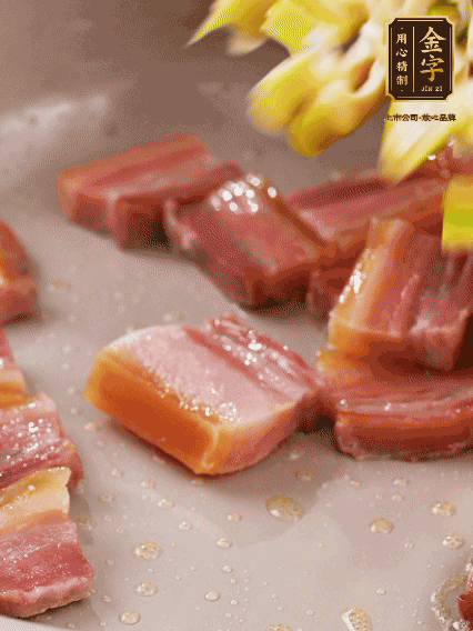 再放春筍翻炒一下，倒入砂鍋中，加適量的熱水，大火燜煮6分鐘