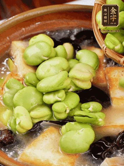 最后可以放豆瓣、木耳煮熟，依照個人口味加點(diǎn)鹽調(diào)味