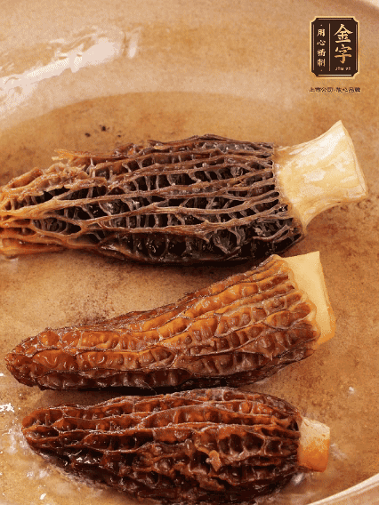 少許油，新鮮羊肚菌煎香