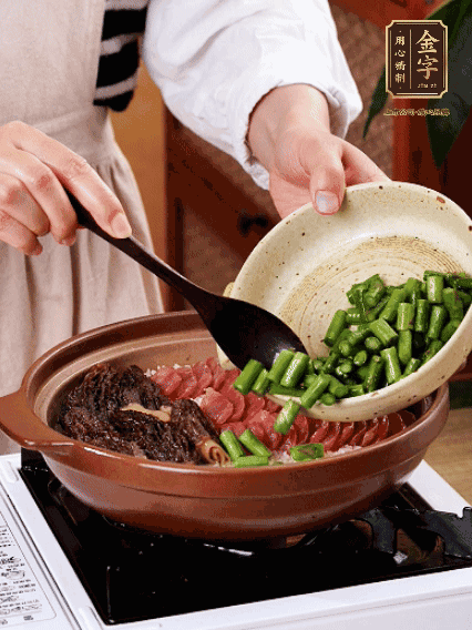 鋪上金字香腸、羊肚菌、蘆筍，蓋蓋子燜7分鐘